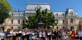FOTO: Festivitate de premiere a elevilor care au obținut notă maximă la Evaluarea Națională și Bacalaureat