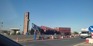Video: Un TIR s-a răsturnat in sensul giratoriu de la Letcani