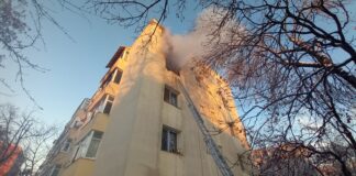 Incendiu în zona Decebal. O femeie s-a aruncat cu bebelușul pe geam de la etajul III