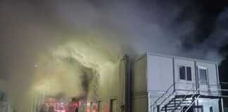 FOTO: Incendiu în miez de noapte la o firmă de produse chimice