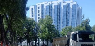 Au fost reluate lucrările de amenajare a platformei betonate de la Colegiul Pedagogic „Vasile Lupu”