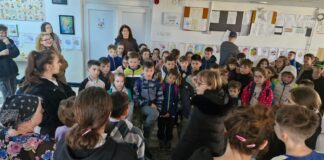 „Oferim îmbrățișări și bucurii de Sărbătorile Pascale”, o acțiune a elevilor de la Școala „Titu Maiorescu” la Centrul de Servicii Sociale Bucium