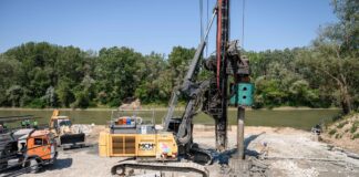 Pe ambele maluri ale Prutului se realizează pilonii din metal și beton care vor susține podul