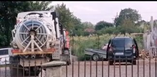 Scandal la Focuri. Vidanja proprietatea primarului plină cu dejecții – abandonată în curtea Primăriei