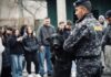 Lecția nonviolenței, predată de jandarmi… și de colegii lor patrupezi