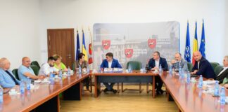 Incă cinci microbuze electrice pentru elevi au fost predate azi către primării