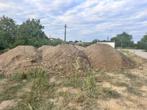 Achiziție controversată de piatră în comuna Prisăcani Miliarde aruncate pe pământ amestecat cu piatră